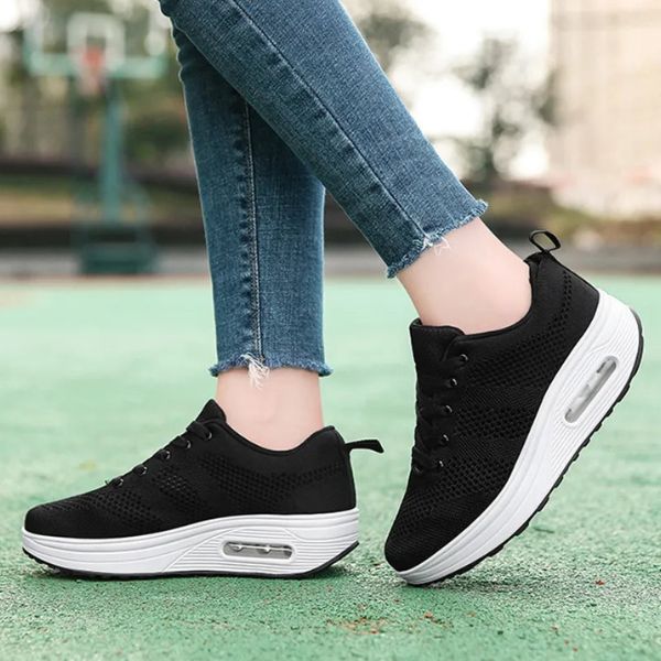 Baskets orthopédiques offrant stabilité et soutien aux femmes, conçues pour le sport et une marche sans douleur.