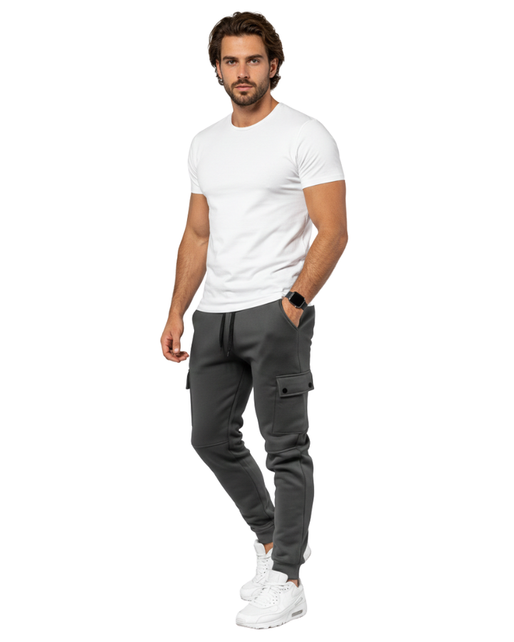 Pantalon cargo homme avec poches multiples, alliant style urbain et confort. Essentiel mode masculine.