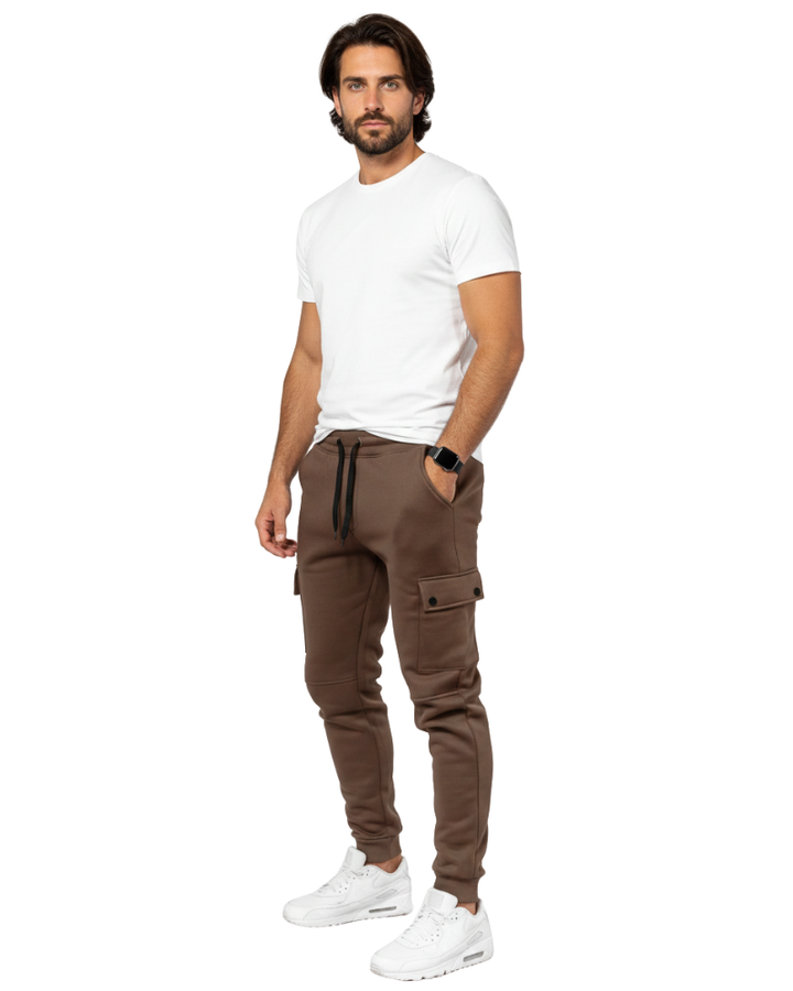 Pantalon jogging homme type cargo, ultra confortable et fonctionnel. Idéal pour une tenue relax et tendance.