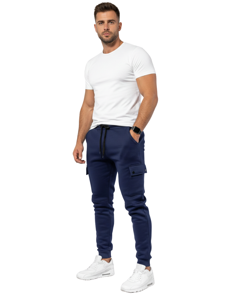 Homme en pantalon jogging cargo stylé, affichant un look urbain décontracté. Confort et poches pratiques.