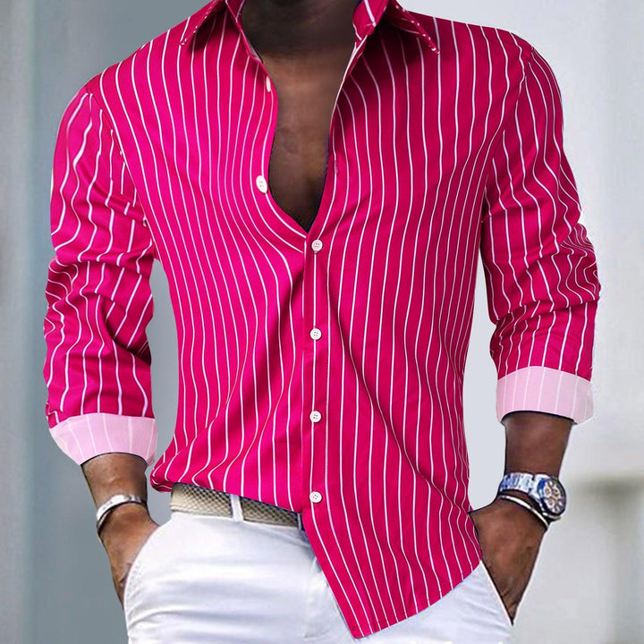Chemise à manches longues confortable pour homme, style décontracté moderne. Vêtement essentiel mode masculine.