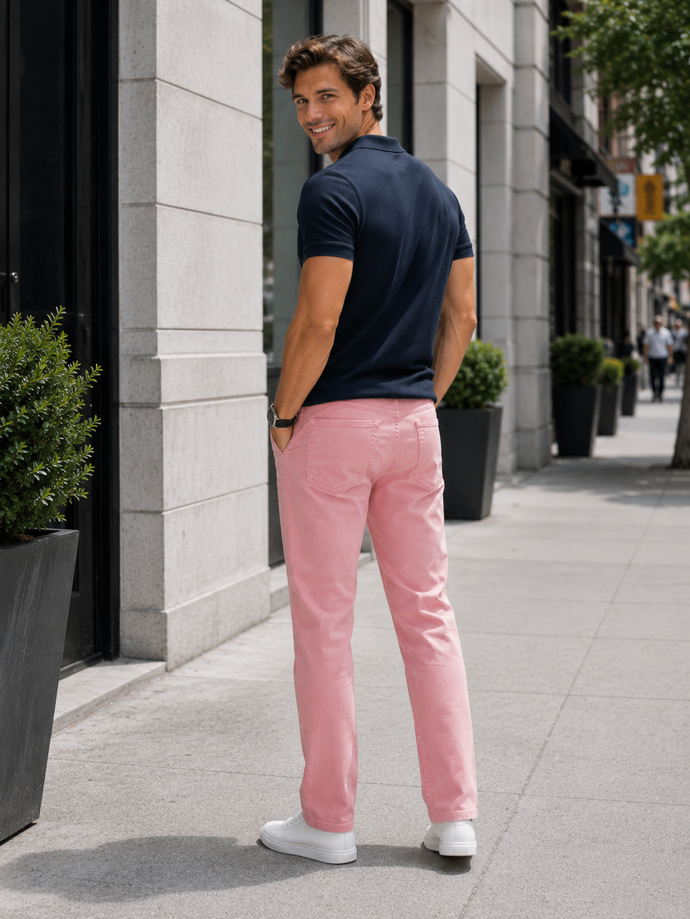Chino homme confortable, coupe slim polyvalente pour un style quotidien ou habillé.