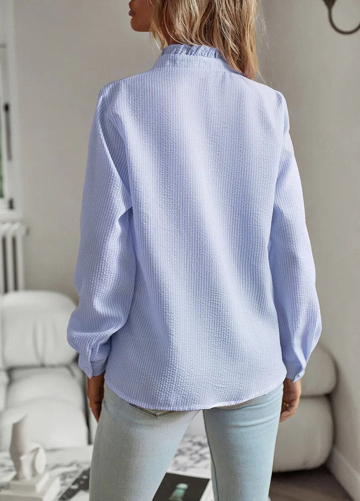 Blouse professionnelle femme, col montant, manches longues. Parfait pour une tenue de bureau chic et formelle.