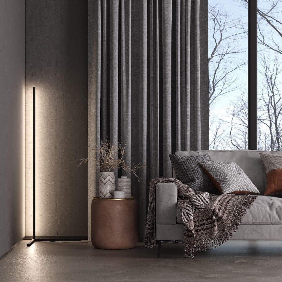 Élégant lampadaire LED intelligent, design slim minimaliste, diffuse une lumière d'ambiance douce pour salon.