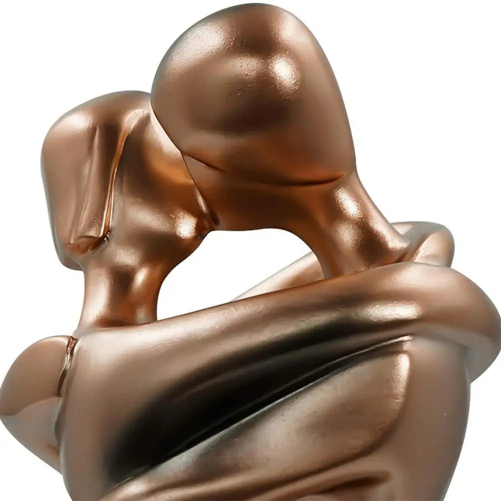 Sculpture de couple enlacé en finition bronze, parfaite décoration d'amour pour toute maison. Thème romantique.