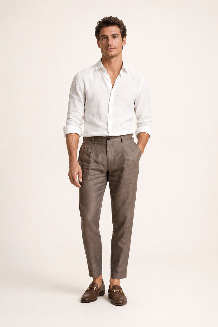 Pantalon homme élégant coupe droite cheville, style décontracté, idéal printemps-été. Confort et modernité.