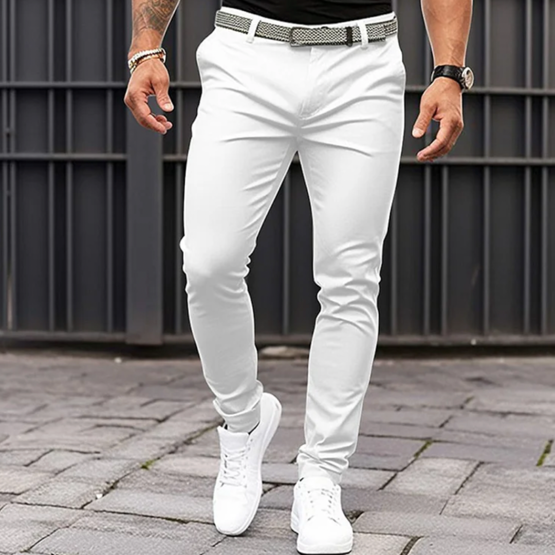 Vêtement homme : pantalon casual coupe slim, jambe étroite. Confort et style pour toutes les occasions, mode masculine.