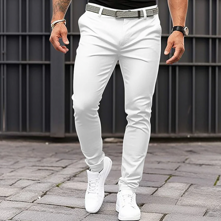 Vêtement homme : pantalon casual coupe slim, jambe étroite. Confort et style pour toutes les occasions, mode masculine.