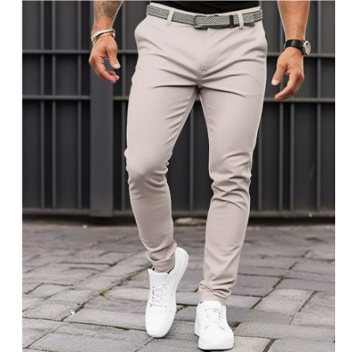 Pantalon ajusté homme coupe slim, jambe étroite. Un essentiel de la mode masculine pour un style contemporain et élégant.