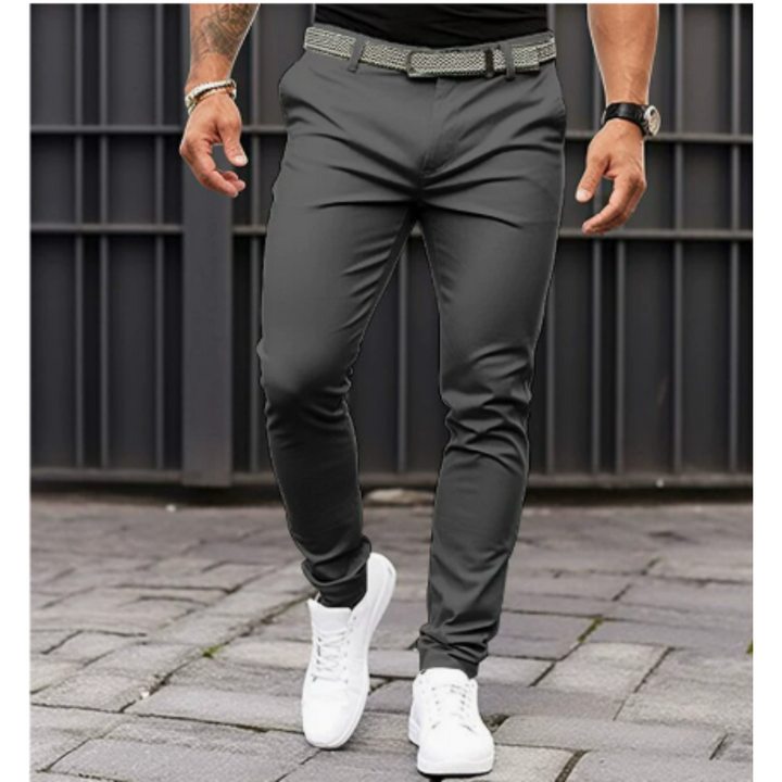 Pantalon homme avec coupe slim distinctive et jambe étroite. Parfait pour un look moderne et affiné. Vêtement homme.
