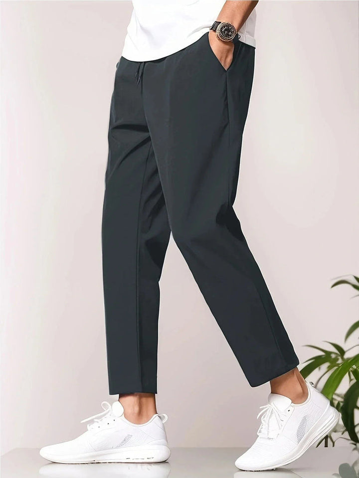 Pantalon homme décontracté taille mi-haute, idéal pour un confort quotidien et un style moderne.