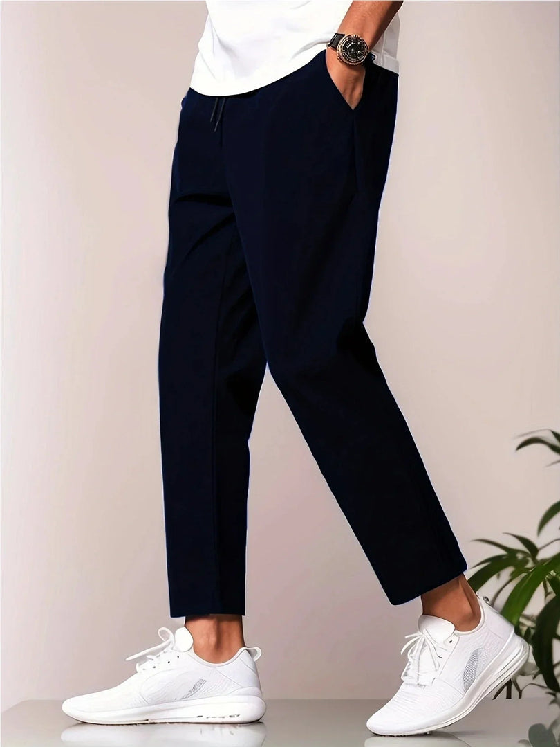 Vêtement homme : pantalon relax taille mi-haute, décontracté et stylé pour la mode masculine moderne.