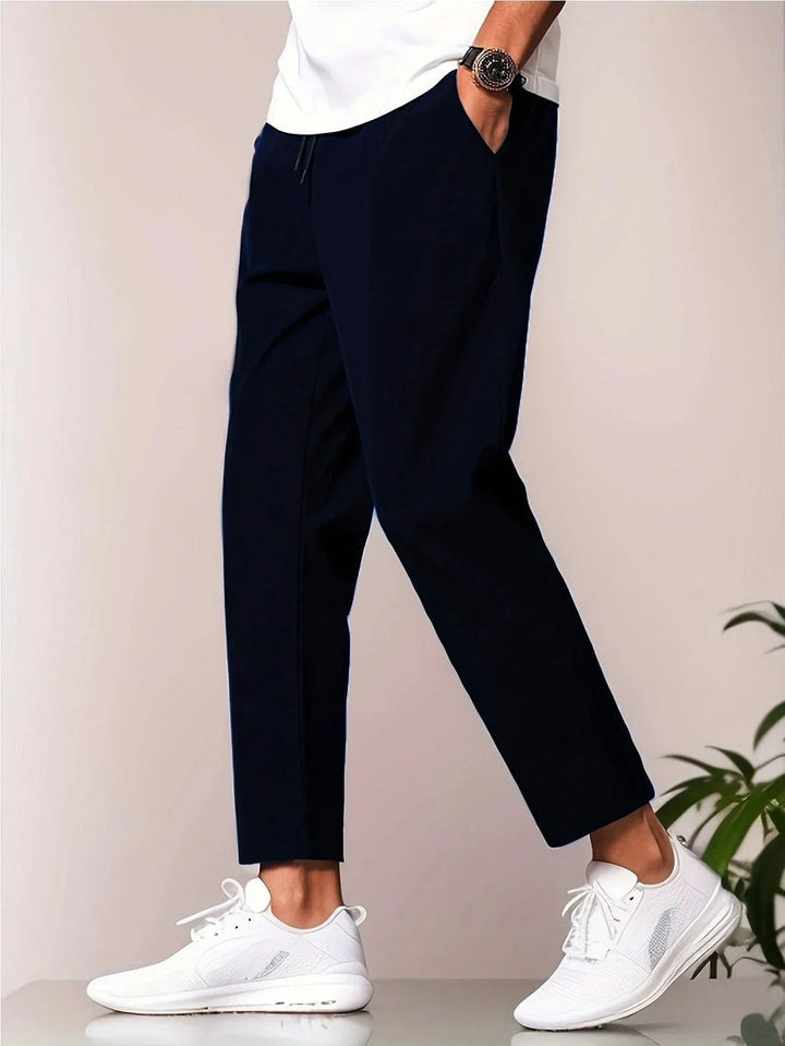 Vêtement homme : pantalon relax taille mi-haute, décontracté et stylé pour la mode masculine moderne.