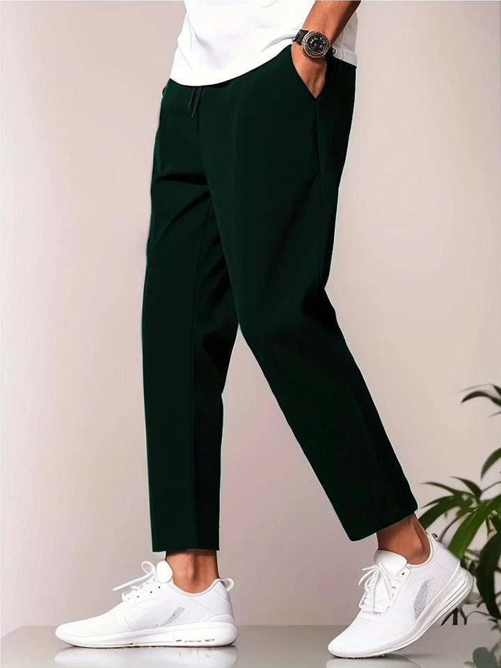 Pantalon homme décontracté pour un style moderne et confortable au quotidien. Taille mi-haute pratique.