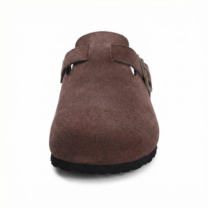 Pantoufles femme en daim souple avec semelle en liège absorbante, offrant confort et stabilité pour l'intérieur et l'extérieur.