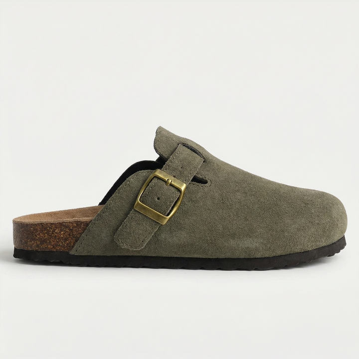 Pantoufles décontractées femme en daim doux, semelle liège durable, conçues pour le confort intérieur et extérieur.