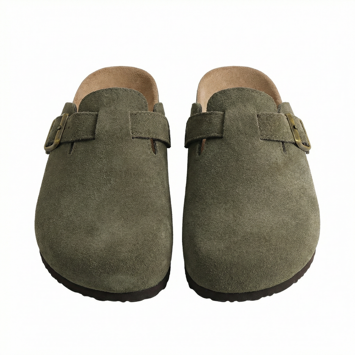 Pantoufles femme modernes en daim couleur taupe, semelle liège confortable, parfaites pour un look décontracté chic.