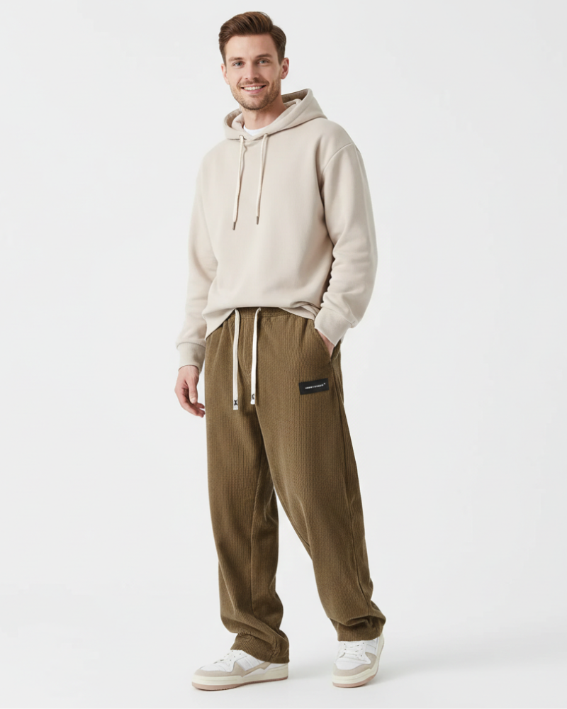 Détail pantalon homme ajustable avec poches, parfait pour le quotidien. Confort chaleureux et polyvalent.