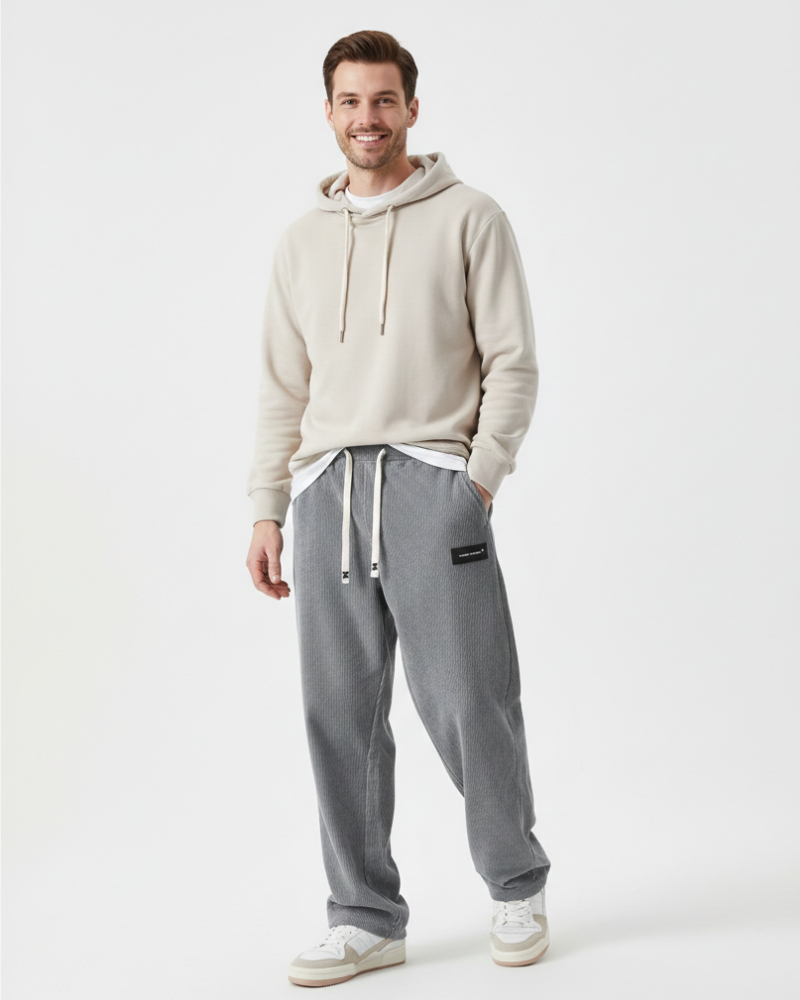 Homme portant un pantalon confortable et élégant, parfait pour l'hiver. Style décontracté et moderne pour le quotidien.
