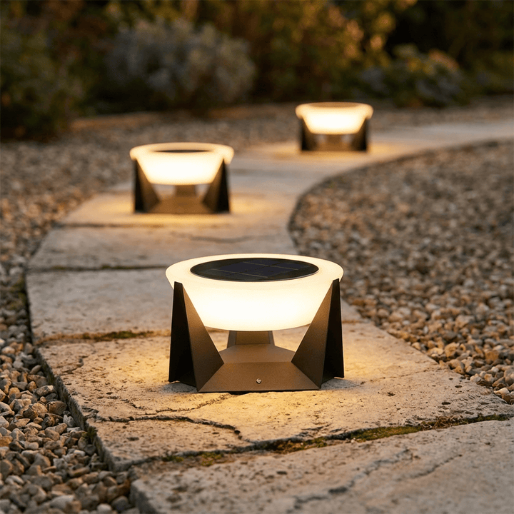 Éclairage extérieur solaire, autonome, idéal pour baliser un chemin ou illuminer un massif.
