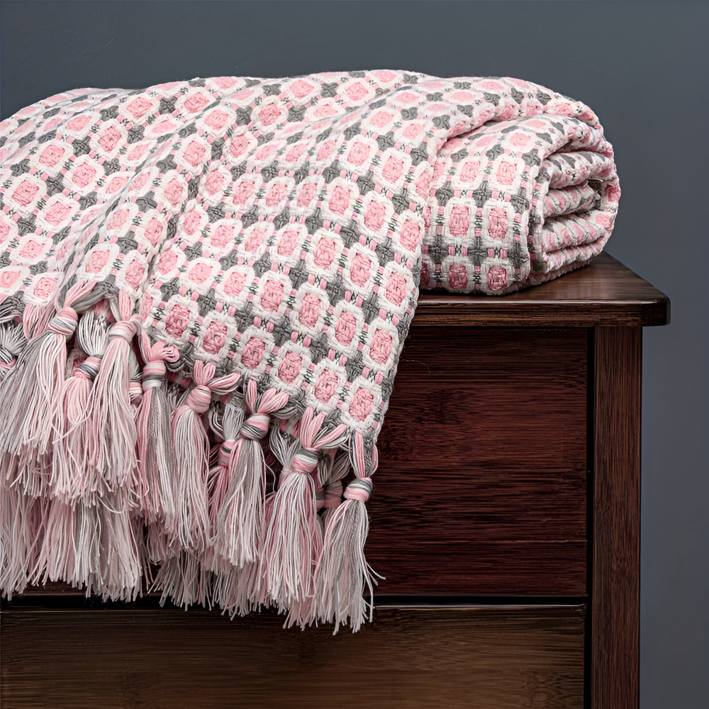 Couverture polaire douce à franges, style vintage, parfaite pour les soirées cocooning à la maison.