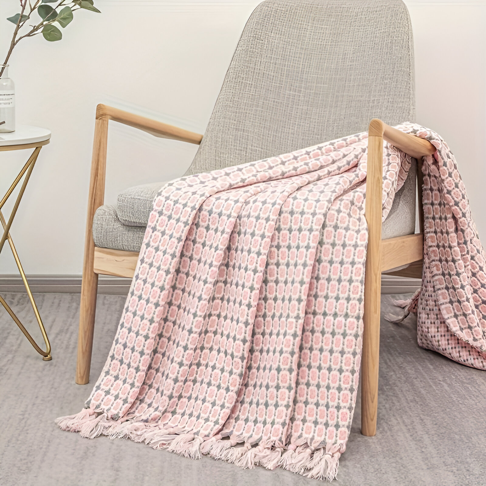 Jeté polaire à franges pour une ambiance vintage et confortable, idéal comme équipement de lit ou déco.
