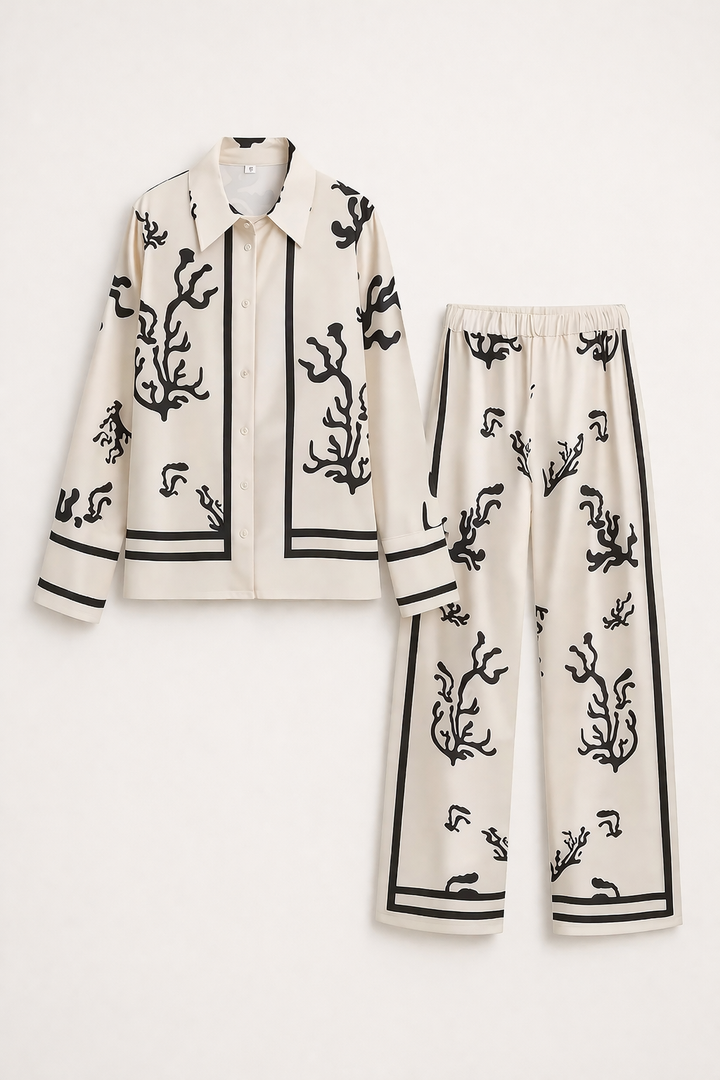 Ensemble féminin chic et décontracté, chemisier à motif et pantalon large fluide beige. Parfait pour la mode estivale.