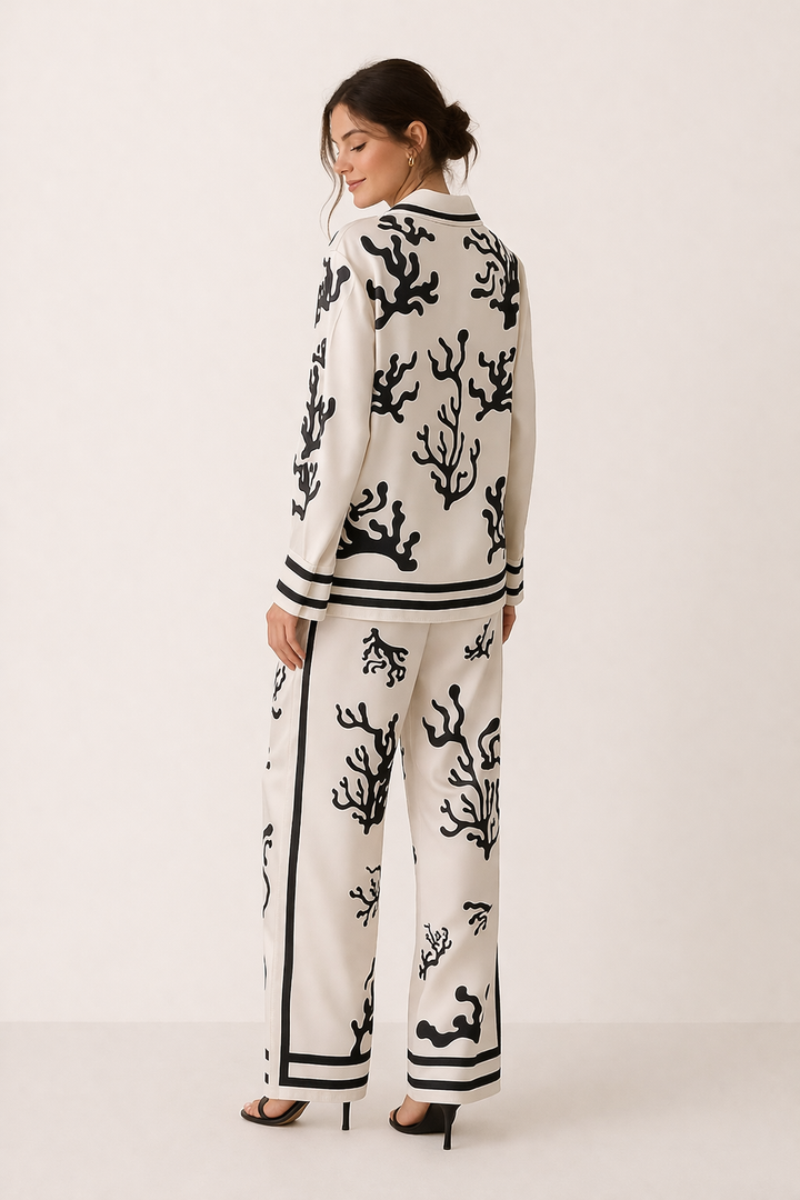 Chemisier femme imprimé et pantalon large beige. Tenue confortable chic décontractée pour l'été et le printemps.
