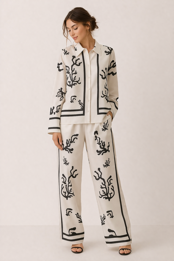 Ensemble femme élégant beige imprimé, chemisier fluide et pantalon large confortable. Idéal tenue printemps été chic.