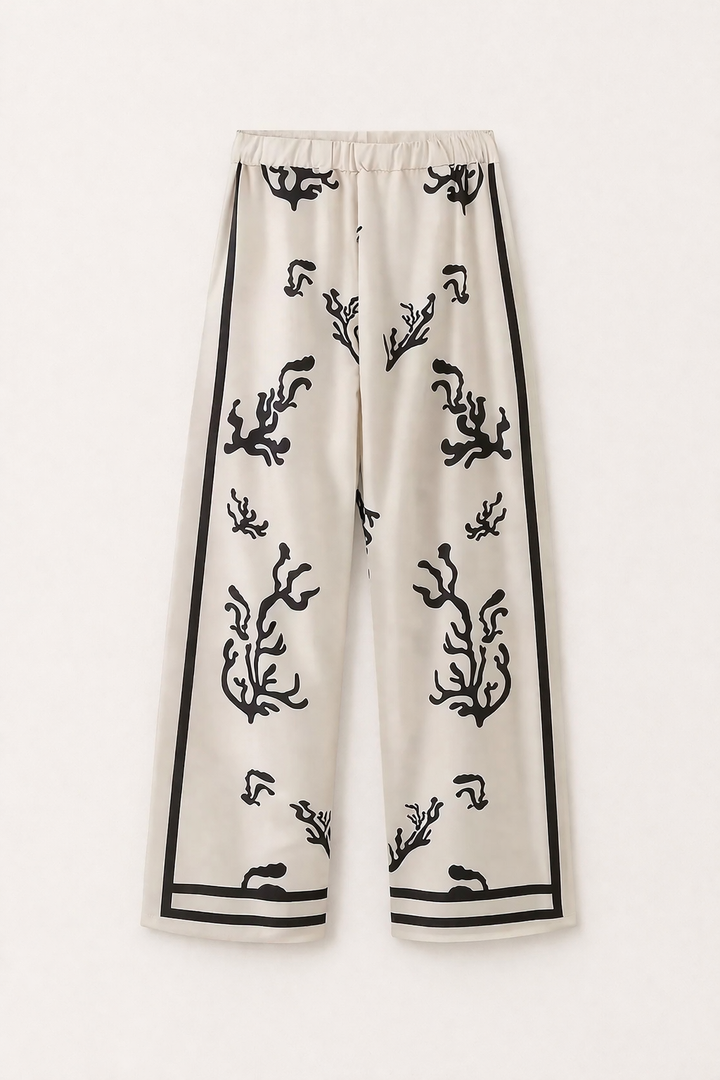 Tenue femme beige imprimée: chemisier élégant et pantalon large fluide. Ensemble confortable pour le printemps-été.