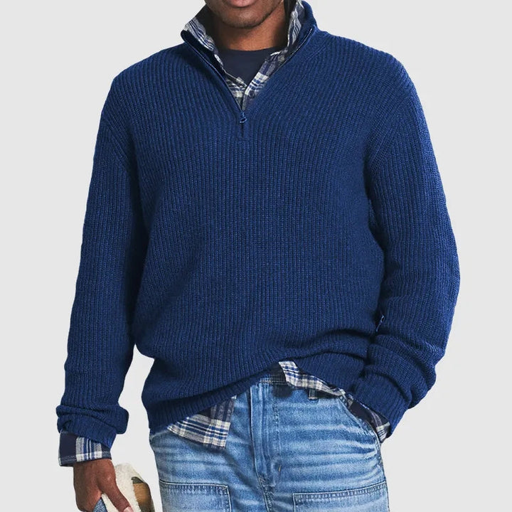 Détail du col zippé sur un pull homme confortable. Un vêtement d'hiver élégant pour affronter le froid avec style.