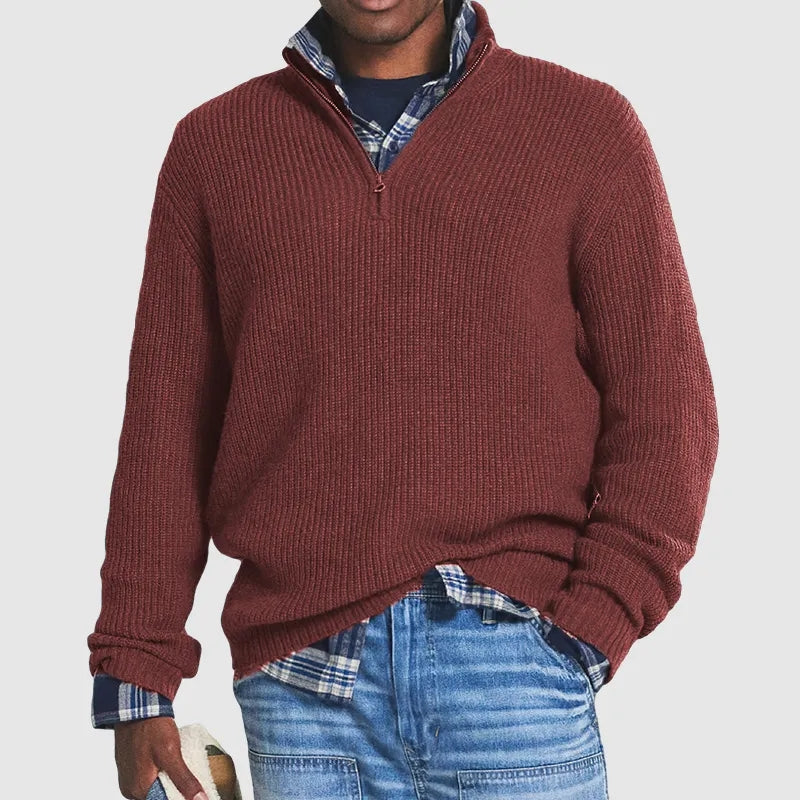 Pull homme à col zippé porté, affichant un look hivernal décontracté. Confort et élégance pour la mode masculine.