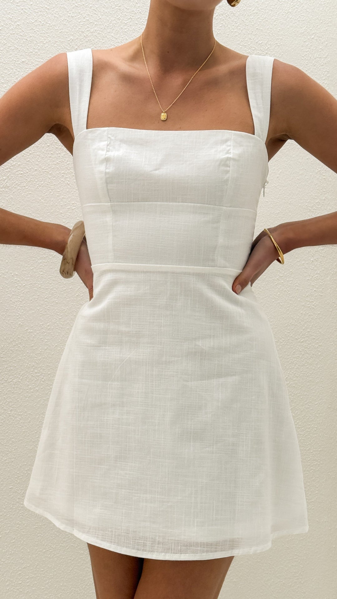 Mini-robe blanche décontractée, encolure carrée, pour femme, idéale pour un été chic et confortable.