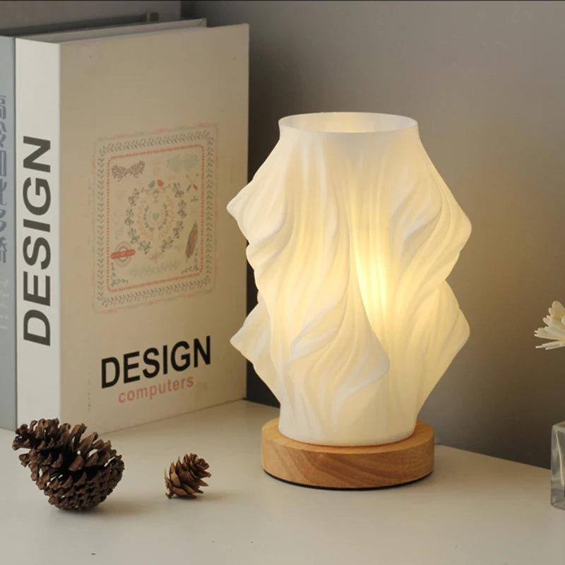 Lampe de table LED moderne à design ondulé, parfaite pour salon ou bureau. Éclairage d'ambiance chic.