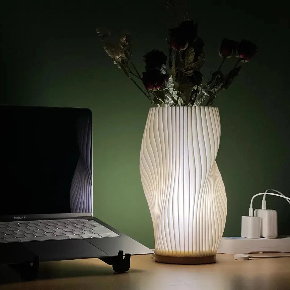 Lampe de chevet moderne LED, design ondulé élégant, pour un salon contemporain.