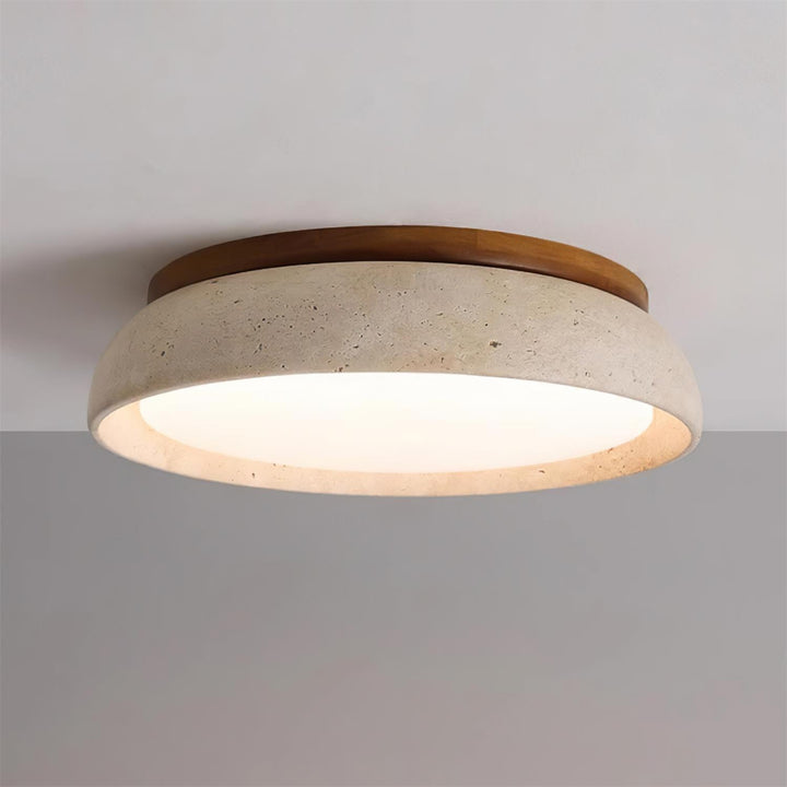Créez une ambiance chaleureuse avec cette lampe de plafond ronde en travertin naturel.