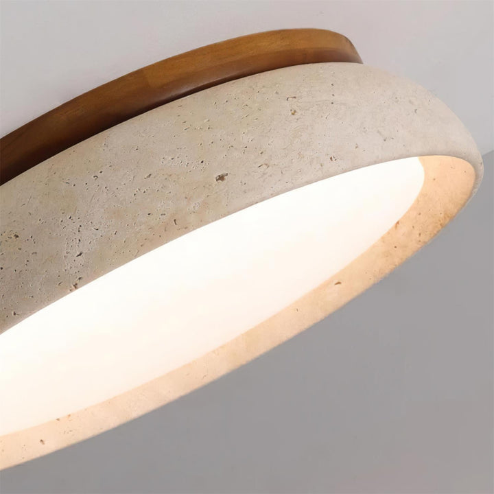 Plafonnier LED rond en travertin, diffuse une lumière blanc chaud pour un confort optimal.