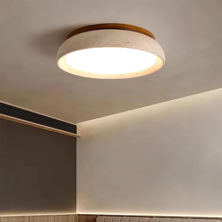 Luminaire rond en travertin, design intérieur élégant, lumière naturelle et douce.