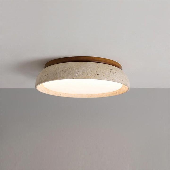 Plafonnier IP44 en travertin pour salle de bain, lumière douce et sécurisée.