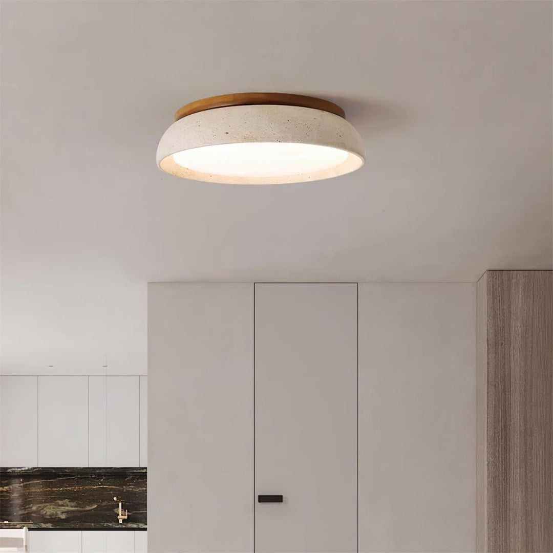 Plafonnier moderne rond en travertin naturel pour salon, décoration intérieure raffinée.