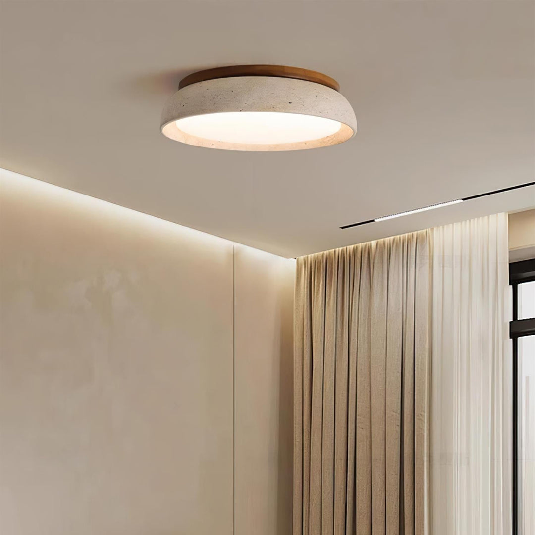Lampe de plafond en travertin naturel pour chambre, ambiance chaleureuse et lumineuse.