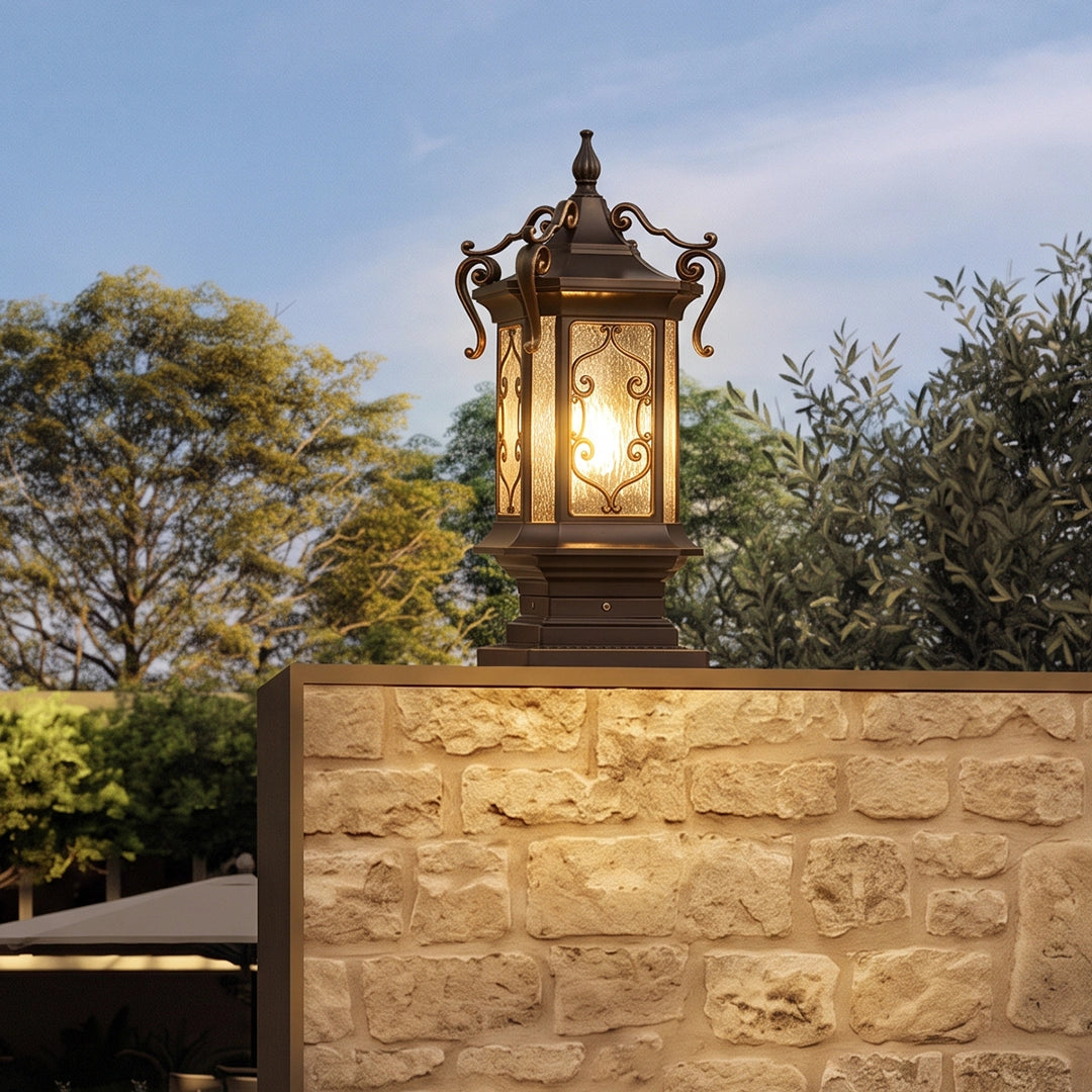 Luminaire de jardin vintage en aluminium et verre. Lampe pilier extérieure élégante, idéale pour terrasse et allée.
