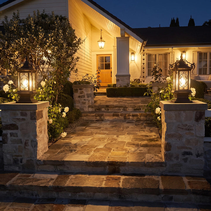 Éclairage extérieur classique: lanterne pilier en aluminium noir et verre transparent. Déco jardin, résistant IP65.