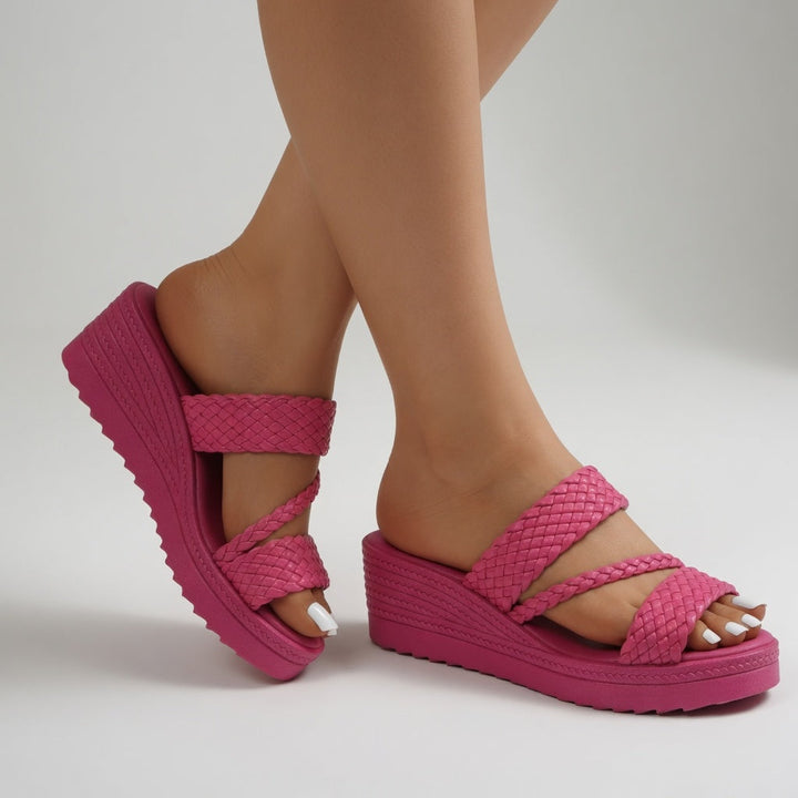 Sandales compensées femme à brides tressées, confortables et tendance pour vos sorties estivales.