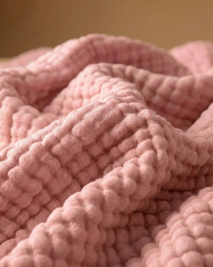 Plaid en mousseline de coton, confort naturel et aéré pour canapé, parfait pour la détente.