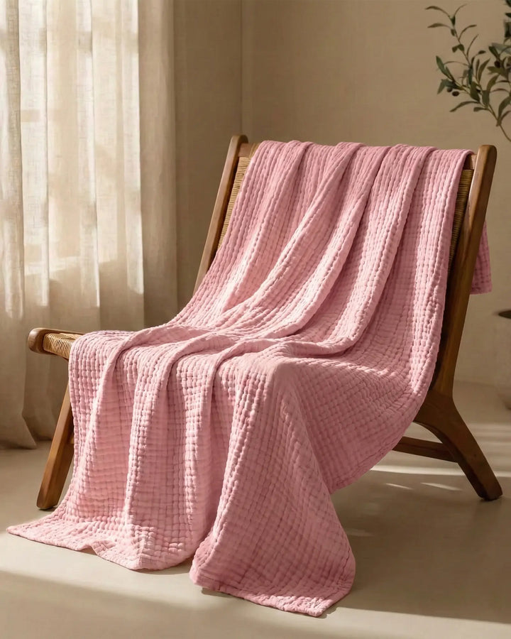 Jeté de lit en coton respirant, design naturel et chic, pour une chambre accueillante.