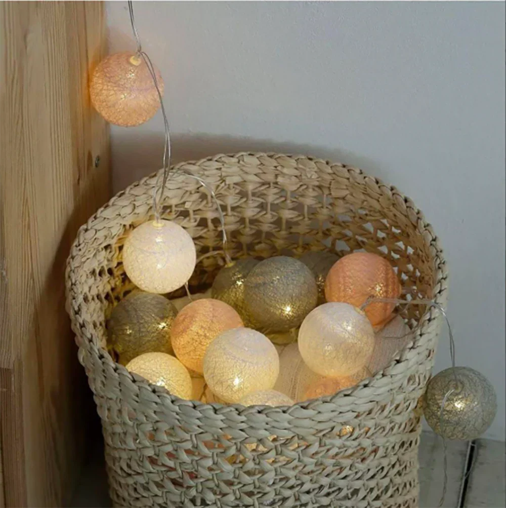 Guirlande lumineuse LED boules de coton, créez votre propre composition décorative.