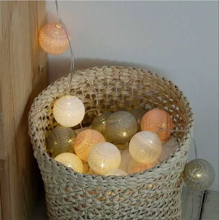 Guirlande lumineuse LED boules de coton, créez votre propre composition décorative.