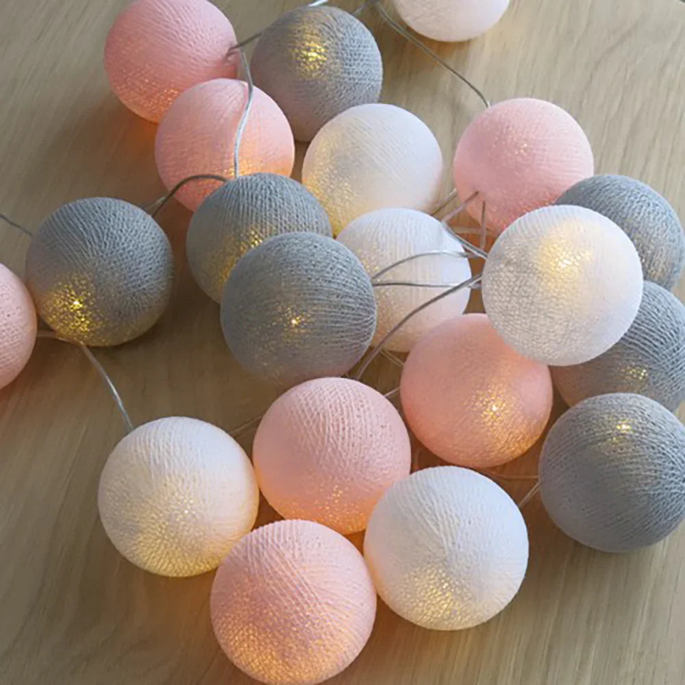 Guirlande lumineuse LED à boules de coton pour une décoration de mariage ou événement spécial.