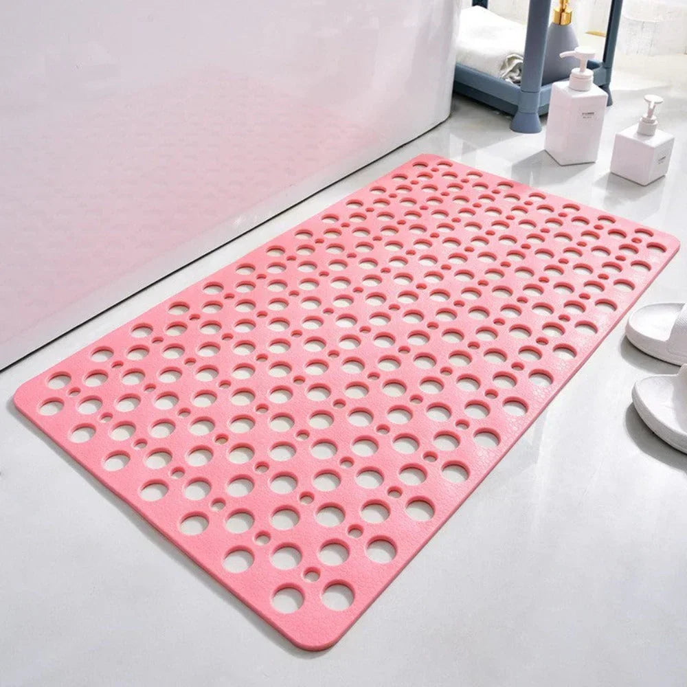 Tapis de douche antidérapant gris, en PVC/TPE, offrant stabilité et hygiène pour une salle de bain sécurisée.